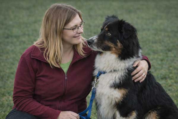 Hundephysiotherapeutin Iris Schröder mit Australian Shepherd Lisha – PhysioDog Lisha Gangelt